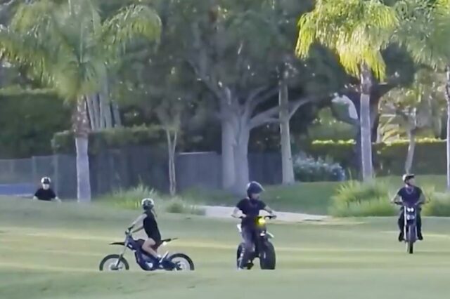 O vídeo feito pela testemunha mostra vários jovens no campo de golfe envolvidos em travessuras criminais, disse a polícia. Pelo menos quatro adolescentes são vistos andando de bicicleta motorizada ao longo do campo de golfe, enquanto vários outros estão dentro de um carrinho de golfe dirigindo no gramado.
