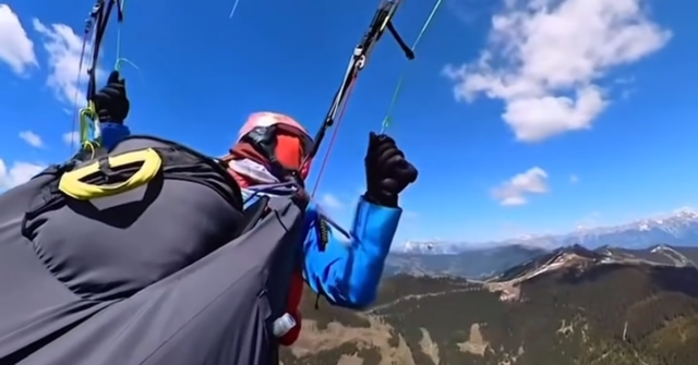 Vídeo mostra queda de parar o coração de parapente após Vídeo mostra queda de parar o coração de parapente após colisão de avião