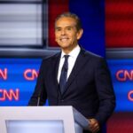Antonio Villaraigosa sorri em um debate para governador da CNN.