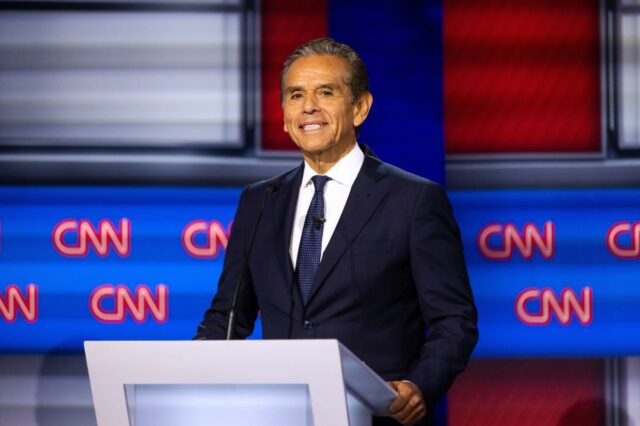 Villaraigosa está certo: a Califórnia não pode culpar Trump Antonio Villaraigosa sorri em um debate para governador da CNN.