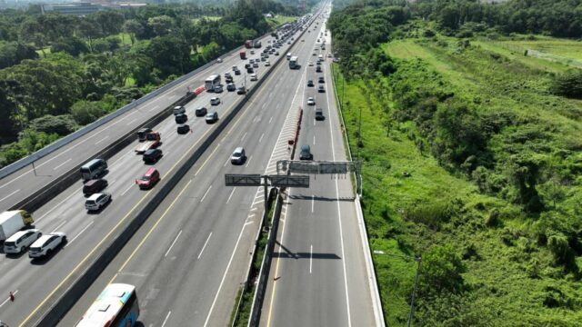 Viral Sopir Taksi Online Ngamuk di Tol JORR, Spion Mobil Viral Sopir Taksi Online Ngamuk di Tol JORR, Spion Mobil Pengendara Dihancurkan Pakai Kunci Roda