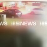 Foi apurado que um grupo de homens desconhecidos abordou um homem de 43 anos quando ele saía do carro no endereço.
