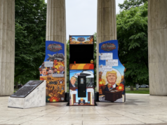 Você pode pedir uma Diet Coke ou bombardear o Irã na última arte de protesto do grupo ativista Você pode pedir uma Diet Coke ou bombardear o Irã na última arte de protesto do grupo ativista
