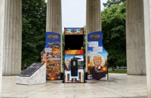 Você pode pedir uma Diet Coke ou bombardear o Irã na última arte de protesto do grupo ativista Você pode pedir uma Diet Coke ou bombardear o Irã na última arte de protesto do grupo ativista