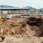 Você pode visualizar o novo Digg após sua aquisição por bots | A foto mostra dois trabalhadores da construção civil olhando para o buraco que há muito tempo