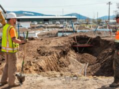 Você pode visualizar o novo Digg após sua aquisição por bots Você pode visualizar o novo Digg após sua aquisição por bots | A foto mostra dois trabalhadores da construção civil olhando para o buraco que há muito tempo