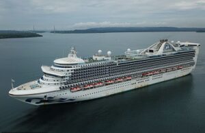 Vômito que quebra costelas atinge cruzeiro no Caribe Na foto acima está o navio Caribbean Princess da Princess Cruises chegando ao Panamá em 2020. Mais de 100 pessoas a bordo do navio esta semana contraíram norovírus