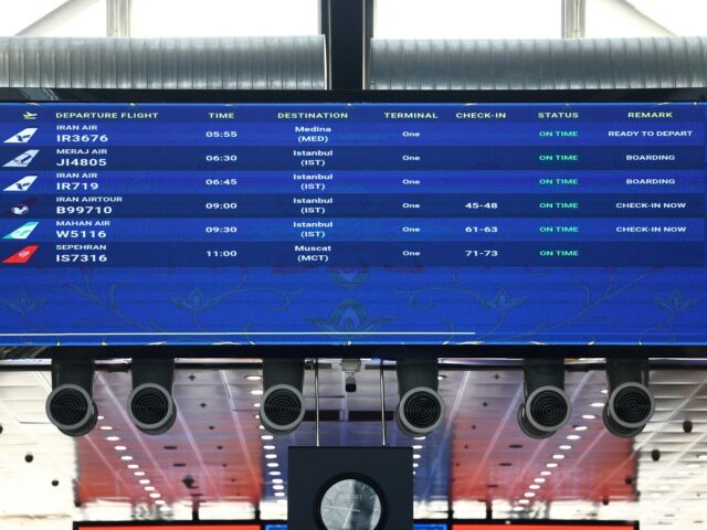 Voos comerciais do principal aeroporto de Teerã são retomados em meio a uma normalidade cautelosa
