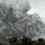 Vulcão nas Filipinas entra em erupção, cobrindo o céu com cinzas