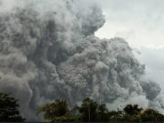 Vulcão nas Filipinas entra em erupção, cobrindo o céu com cinzas Vulcão nas Filipinas entra em erupção, cobrindo o céu com cinzas