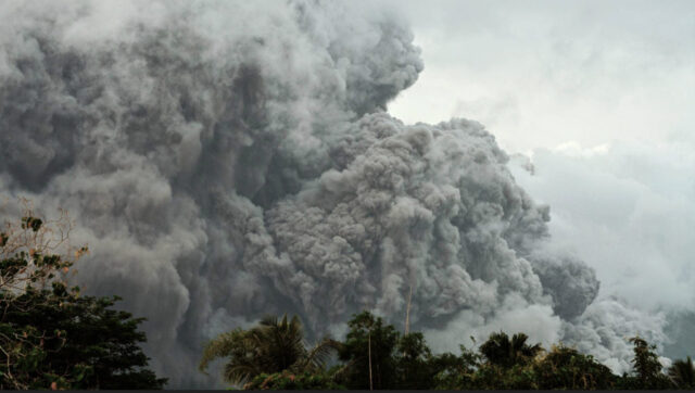 Vulcão nas Filipinas entra em erupção, cobrindo o céu com cinzas

