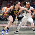 Caitlin Clark dribla a bola contra o Seattle Storm em Gainbridge Fieldhouse em 17 de maio de 2026 em Indianápolis, Indiana.