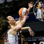 Breanna Stewart sofre falta de Georgia Amoore durante a vitória do Liberty sobre os Mystics em 10 de maio de 2026.