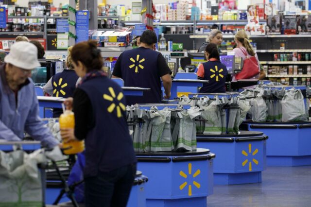 Walmart forçado a proibir trabalhadores menores de 18 anos de acordo com a legislação trabalhista federal à medida que a temporada de empregos de verão se aproxima 
