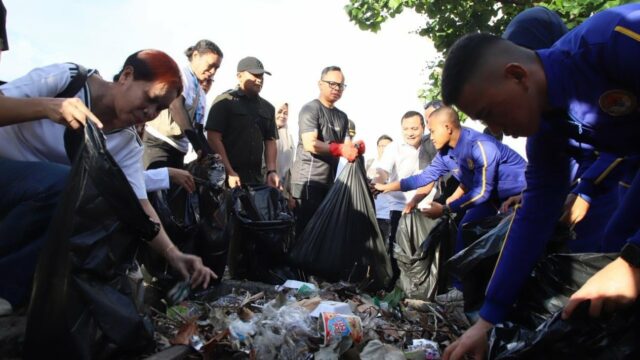Wamendagri Akhmad Wiyagus Buka Gerakan Pangan Murah di NTB, Dorong Pengendalian Inflasi
