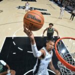 SAN ANTONIO, TX - 6 DE MAIO: Stephon Castle # 5 do San Antonio Spurs vai para a cesta durante o jogo contra o Minnesota Timberwolves durante a segunda rodada do segundo jogo dos Playoffs da NBA de 2026 em 6 de maio de 2026 no Frost Bank Center em San Antonio, Texas. NOTA AO USUÁRIO: O usuário reconhece e concorda expressamente que, ao baixar e/ou usar esta fotografia, o usuário concorda com os termos e condições do Contrato de Licença da Getty Images. Aviso obrigatório de direitos autorais: Copyright 2026 NBAE Joe Murphy/NBAE via Getty Images/AFP (Foto de JOE MURPHY / NBAE / Getty Images / Getty Images via AFP)