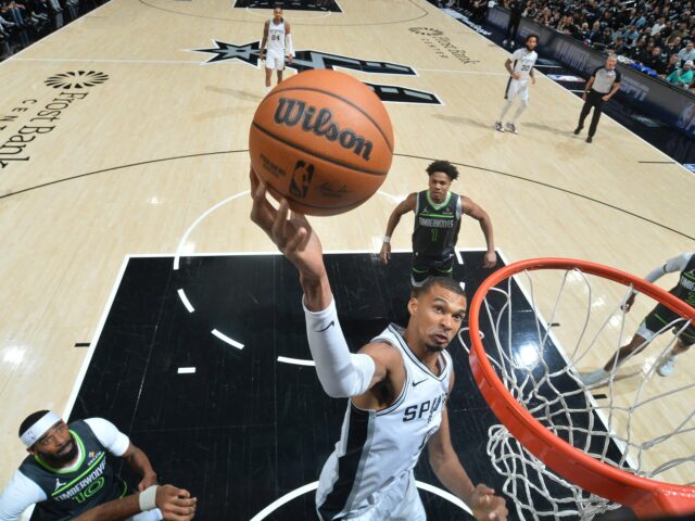 SAN ANTONIO, TX - 6 DE MAIO: Stephon Castle # 5 do San Antonio Spurs vai para a cesta durante o jogo contra o Minnesota Timberwolves durante a segunda rodada do segundo jogo dos Playoffs da NBA de 2026 em 6 de maio de 2026 no Frost Bank Center em San Antonio, Texas. NOTA AO USUÁRIO: O usuário reconhece e concorda expressamente que, ao baixar e/ou usar esta fotografia, o usuário concorda com os termos e condições do Contrato de Licença da Getty Images. Aviso obrigatório de direitos autorais: Copyright 2026 NBAE Joe Murphy/NBAE via Getty Images/AFP (Foto de JOE MURPHY / NBAE / Getty Images / Getty Images via AFP)