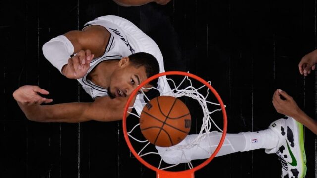 Wembanyama estrela enquanto os Spurs derrotam o Thunder para empatar a série de playoffs da NBA
