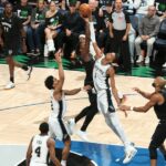FILADÉLFIA, PA - 8 DE MAIO: Jalen Brunson nº 11 do New York Knicks vai até a cesta durante o jogo contra o Philadelphia 76ers durante a segunda rodada, terceiro jogo dos Playoffs da NBA de 2026 em 8 de maio de 2026 no Wells Fargo Center na Filadélfia, Pensilvânia NOTA AO USUÁRIO: O usuário reconhece e concorda expressamente que, ao baixar e/ou usar esta fotografia, o usuário concorda com os termos e condições do Contrato de licença da Getty Images. Aviso obrigatório de direitos autorais: Copyright 2026 NBAE Jesse D. Garrabrant/NBAE via Getty Images/AFP (Foto de Jesse D. Garrabrant / NBAE / Getty Images / Getty Images via AFP)