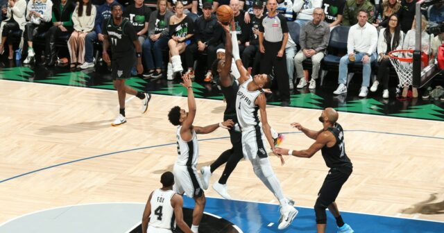 FILADÉLFIA, PA - 8 DE MAIO: Jalen Brunson nº 11 do New York Knicks vai até a cesta durante o jogo contra o Philadelphia 76ers durante a segunda rodada, terceiro jogo dos Playoffs da NBA de 2026 em 8 de maio de 2026 no Wells Fargo Center na Filadélfia, Pensilvânia NOTA AO USUÁRIO: O usuário reconhece e concorda expressamente que, ao baixar e/ou usar esta fotografia, o usuário concorda com os termos e condições do Contrato de licença da Getty Images. Aviso obrigatório de direitos autorais: Copyright 2026 NBAE Jesse D. Garrabrant/NBAE via Getty Images/AFP (Foto de Jesse D. Garrabrant / NBAE / Getty Images / Getty Images via AFP)