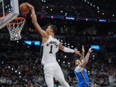 Wembanyama marca 33 pontos enquanto os Spurs vencem o Thunder e empatam os Playoffs da NBA O atacante do San Antonio Spurs, Victor Wembanyama, à direita, bloqueia um chute do centro do Oklahoma City Thunder, Isaiah Hartenstein, durante a segunda metade do jogo 4 nas finais da Conferência Oeste da série de playoffs de basquete da NBA em San Antonio, domingo, 24 de maio de 2026. (AP Photo / Darren Abate)
