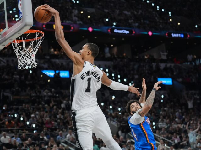 Wembanyama marca 33 pontos enquanto os Spurs vencem o Thunder O atacante do San Antonio Spurs, Victor Wembanyama, à direita, bloqueia um chute do centro do Oklahoma City Thunder, Isaiah Hartenstein, durante a segunda metade do jogo 4 nas finais da Conferência Oeste da série de playoffs de basquete da NBA em San Antonio, domingo, 24 de maio de 2026. (AP Photo / Darren Abate)