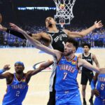 OKLAHOMA CITY, OK - 18 DE MAIO: Stephon Castle # 5 e Victor Wembanyama # 1 do San Antonio Spurs comemoram após o jogo contra o Oklahoma City Thunder durante o primeiro jogo das finais da Conferência Oeste da NBA em 18 de maio de 2026 no Paycom Center em Oklahoma City, Oklahoma. NOTA AO USUÁRIO: O Usuário reconhece e concorda expressamente que, ao baixar e/ou usar esta fotografia, o Usuário está concordando com os termos e condições do Contrato de Licença da Getty Images. Aviso obrigatório de direitos autorais: Copyright 2026 NBAE Jesse D. Garrabrant/NBAE via Getty Images/AFP (Foto de Jesse D. Garrabrant / NBAE / Getty Images / Getty Images via AFP)