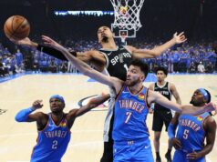 Wembanyama marca 41 pontos na vitória do Spurs sobre o Thunder no thriller do jogo 1 OKLAHOMA CITY, OK - 18 DE MAIO: Stephon Castle # 5 e Victor Wembanyama # 1 do San Antonio Spurs comemoram após o jogo contra o Oklahoma City Thunder durante o primeiro jogo das finais da Conferência Oeste da NBA em 18 de maio de 2026 no Paycom Center em Oklahoma City, Oklahoma. NOTA AO USUÁRIO: O Usuário reconhece e concorda expressamente que, ao baixar e/ou usar esta fotografia, o Usuário está concordando com os termos e condições do Contrato de Licença da Getty Images. Aviso obrigatório de direitos autorais: Copyright 2026 NBAE Jesse D. Garrabrant/NBAE via Getty Images/AFP (Foto de Jesse D. Garrabrant / NBAE / Getty Images / Getty Images via AFP)
