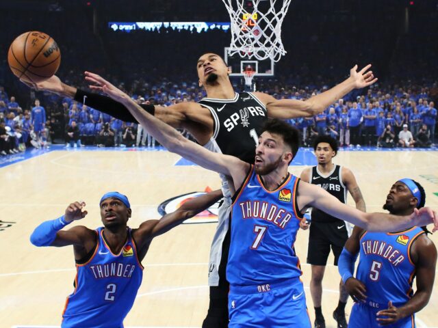 OKLAHOMA CITY, OK - 18 DE MAIO: Stephon Castle # 5 e Victor Wembanyama # 1 do San Antonio Spurs comemoram após o jogo contra o Oklahoma City Thunder durante o primeiro jogo das finais da Conferência Oeste da NBA em 18 de maio de 2026 no Paycom Center em Oklahoma City, Oklahoma. NOTA AO USUÁRIO: O Usuário reconhece e concorda expressamente que, ao baixar e/ou usar esta fotografia, o Usuário está concordando com os termos e condições do Contrato de Licença da Getty Images. Aviso obrigatório de direitos autorais: Copyright 2026 NBAE Jesse D. Garrabrant/NBAE via Getty Images/AFP (Foto de Jesse D. Garrabrant / NBAE / Getty Images / Getty Images via AFP)