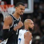 SAN ANTONIO, TX -MAIO 12: De'Aaron Fox ultrapassa Julius Randle # 30 do Minnesota Timberwolves na primeira metade do Jogo Cinco das Semifinais da Conferência Oeste, Playoffs da NBA no Frost Bank Center em 12 de maio de 2026 em San Antonio, Texas. NOTA AO USUÁRIO: O Usuário reconhece e concorda expressamente que, ao baixar e/ou usar esta fotografia, o Usuário está concordando com os termos e condições do Contrato de Licença da Getty Images. Ronald Cortes/Getty Images/AFP (Foto de Ronald Cortes / GETTY IMAGES NORTH AMERICA / Getty Images via AFP)
