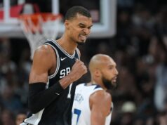 Wembanyama retorna, Spurs vencem os Wolves pela vantagem de 3-2 na série Playoff da NBA SAN ANTONIO, TX -MAIO 12: De'Aaron Fox ultrapassa Julius Randle # 30 do Minnesota Timberwolves na primeira metade do Jogo Cinco das Semifinais da Conferência Oeste, Playoffs da NBA no Frost Bank Center em 12 de maio de 2026 em San Antonio, Texas. NOTA AO USUÁRIO: O Usuário reconhece e concorda expressamente que, ao baixar e/ou usar esta fotografia, o Usuário está concordando com os termos e condições do Contrato de Licença da Getty Images. Ronald Cortes/Getty Images/AFP (Foto de Ronald Cortes / GETTY IMAGES NORTH AMERICA / Getty Images via AFP)