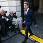 O secretário de Energia britânico, Ed Miliband, caminha para participar de uma reunião de gabinete em Downing Street, um dia antes da abertura estatal do Parlamento, em Londres, Grã-Bretanha, 12 de maio de 2026. REUTERS/Jack Taylor