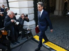 Wes Streeting chega para confronto de gabinete em Downing Street enquanto MP o acusa de lançar um ‘golpe’ contra Keir Starmer – atualizações ao vivo O secretário de Energia britânico, Ed Miliband, caminha para participar de uma reunião de gabinete em Downing Street, um dia antes da abertura estatal do Parlamento, em Londres, Grã-Bretanha, 12 de maio de 2026. REUTERS/Jack Taylor