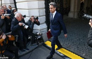 Wes Streeting chega para confronto de gabinete em Downing Street enquanto MP o acusa de lançar um ‘golpe’ contra Keir Starmer – atualizações ao vivo O secretário de Energia britânico, Ed Miliband, caminha para participar de uma reunião de gabinete em Downing Street, um dia antes da abertura estatal do Parlamento, em Londres, Grã-Bretanha, 12 de maio de 2026. REUTERS/Jack Taylor