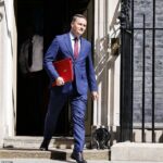 Wes Streeting está definido para negociações de confronto com Keir Starmer amanhã. Ele é fotografado saindo do número 10 da Downing Street hoje