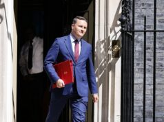 Wes Streeting e Keir Starmer realizarão uma reunião decisiva amanhã durante a semana de ‘turbulência’ do Partido Trabalhista… mas será que o secretário de saúde usará isso para derrubar a candidatura de liderança? Wes Streeting está definido para negociações de confronto com Keir Starmer amanhã. Ele é fotografado saindo do número 10 da Downing Street hoje