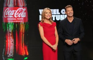 ‘Wheel of Fortune’ marca duas semanas de América250 episódios temáticos patrocinados pela Coca-Cola (EXCLUSIVO) 'Wheel of Fortune' marca duas semanas de América250 episódios temáticos patrocinados pela Coca-Cola (EXCLUSIVO)