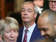Whitehall conspirando para sabotar Farage com campanha sustentada de greves se ele vencer as próximas eleições Os funcionários públicos podem frustrar o líder reformista do Reino Unido, Nigel Farage, caso ele ganhe as próximas eleições gerais