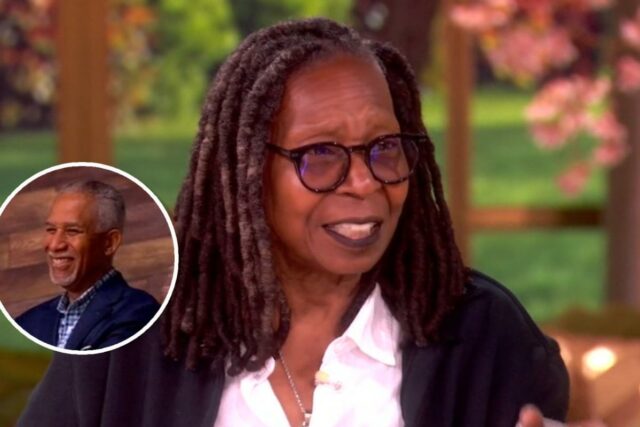 Whoopi Goldberg interrompe 'The View' para gritar para um membro Whoopi Goldberg interrompe 'The View' para gritar para um membro da audiência que se parece com Barack Obama: “O presidente está aqui?!”