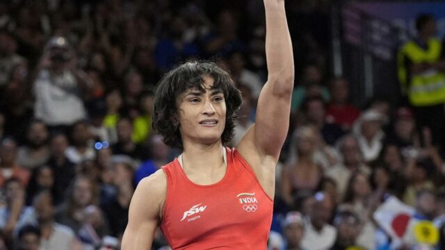 Wrestling Federation of India emite aviso de causa para Vinesh Phogat e a declara inelegível para competir até 26 de junho
