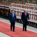Xi Jinping dá as boas-vindas a Donald Trump com cerimônia antes da reunião de alto risco