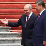 O presidente russo, Vladimir Putin, e o presidente chinês, Xi Jinping, participam de uma cerimônia de boas-vindas no Grande Salão do Povo em Pequim, China, em 20 de maio de 2026. - Maxim Shemetov/Reuters