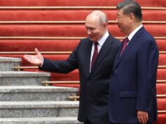 Xi da China dá boas-vindas a Putin no tapete vermelho – e dá um golpe velado nos EUA O presidente russo, Vladimir Putin, e o presidente chinês, Xi Jinping, participam de uma cerimônia de boas-vindas no Grande Salão do Povo em Pequim, China, em 20 de maio de 2026. - Maxim Shemetov/Reuters