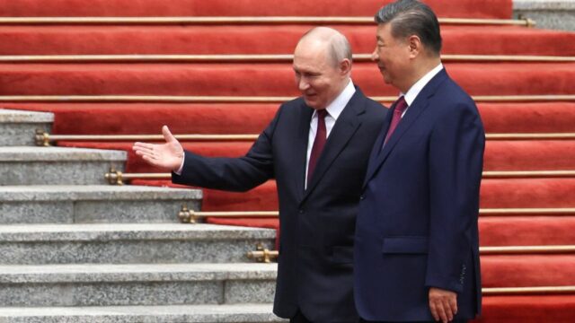 O presidente russo, Vladimir Putin, e o presidente chinês, Xi Jinping, participam de uma cerimônia de boas-vindas no Grande Salão do Povo em Pequim, China, em 20 de maio de 2026. - Maxim Shemetov/Reuters
