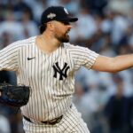 O arremessador do New York Yankees, Carlos Rodón, lança para o Boston Red Sox no primeiro inning no Bronx, Nova York, 1º de outubro de 2025.