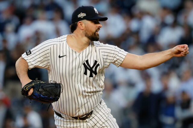 O arremessador do New York Yankees, Carlos Rodón, lança para o Boston Red Sox no primeiro inning no Bronx, Nova York, 1º de outubro de 2025.