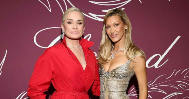 GettyImages-2276955163 Yolanda Hadid faz rara aparição no tapete vermelho com a filha Bella no Festival de Cinema de Cannes
