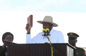 Yoweri Museveni, de Uganda, vence sétimo mandato como presidente Yoweri Museveni, de Uganda, vence sétimo mandato como presidente