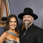 Zac Brown e Kendra Scott, que passaram rapidamente de novo casal a noivos, casam-se na Grécia