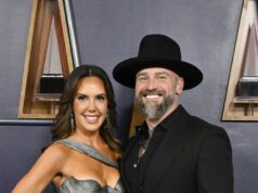Zac Brown e Kendra Scott, que passaram rapidamente de novo casal a noivos, casam-se na Grécia Zac Brown e Kendra Scott, que passaram rapidamente de novo casal a noivos, casam-se na Grécia